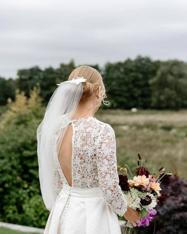 BUTTERFLY ☘️Brud: @broendum_schaldemose 👌🏻🤍Fotograf: @kiaerphotography 👏🏻...#brudekjole #bryllup2025 #bryllup #bryllup2026 #brudekjoleinspiration #weddingdress #wedding #modernbride #modernebrudekjole #skræddersyetbrudekjole #danskdesign #handmade #dress #sustainability #organic #organiclace #peacesilk #brudebutik #brudeatelier #brudekjolerfredericia #showroom #hochzeit #solveiglundbaek_brudekjoler  #atelieraxeltorv